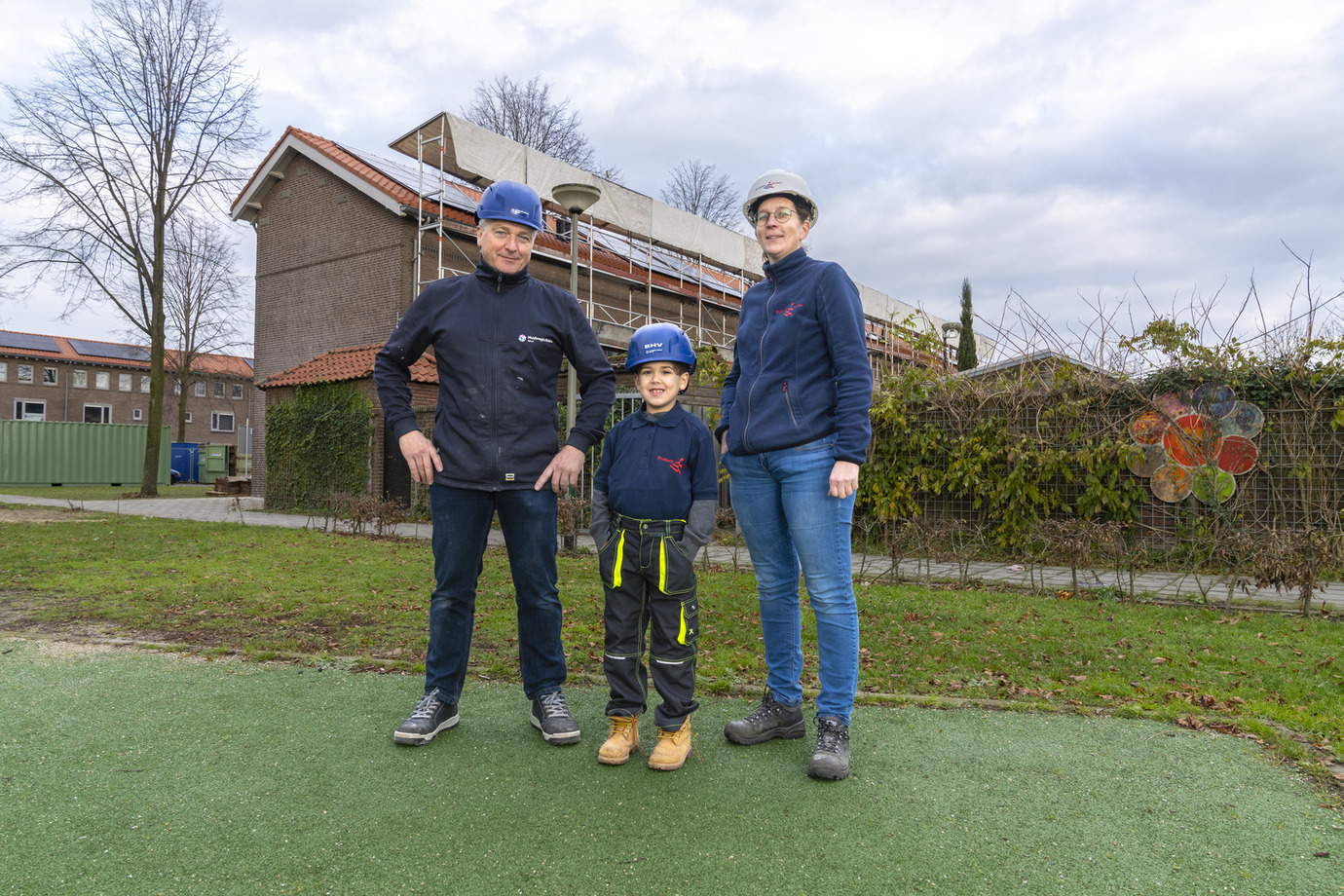 Jong geleerd, oud gedaan: René (l), Eliyah en Ninette (r) op de bouw