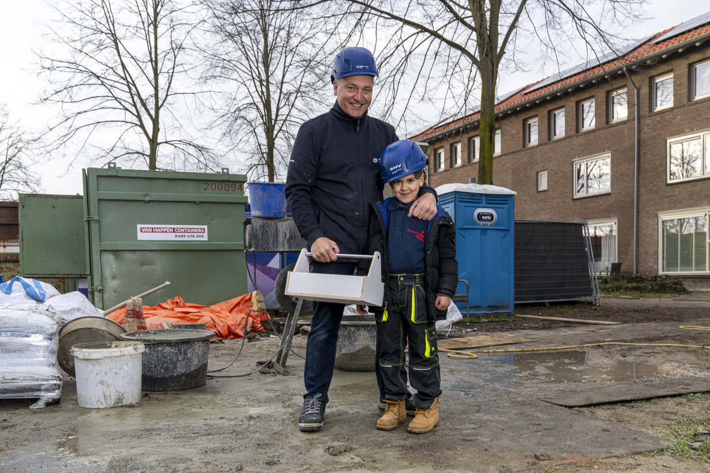 Jong geleerd, oud gedaan: René (l) en Eliyah op de bouw