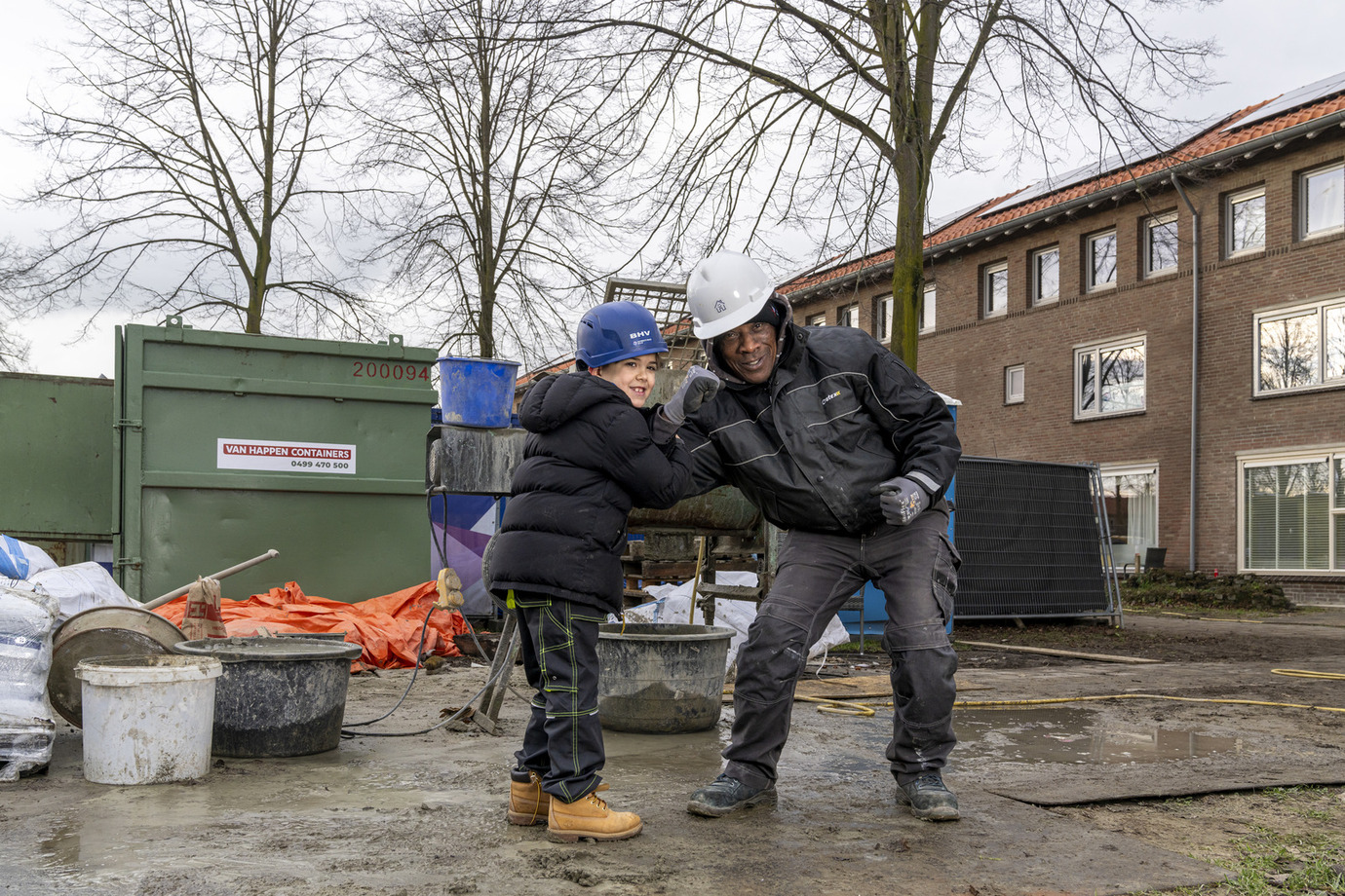 Jong geleerd, oud gedaan: Eliyah en Murphey (r) op de bouw