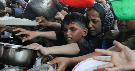 Zorg vraagt om stem: gezamenlijke oproep voor Gaza Een groep mensen met potten en schalen
