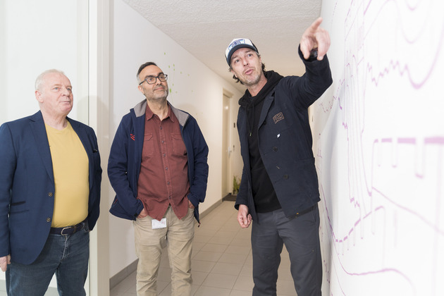 Bewoner John Gloudemans, wijkbeheerder Youssef El Badye en kunstenaar Erik Vink